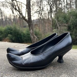 Dries Van Noten Black Leather Very Fun Curved Toe Pump 2 inch heel EU 37 US 7
